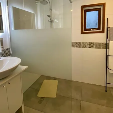 Lezie בקתה *